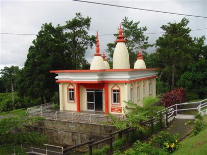 Temple Lac Sacre.jpg